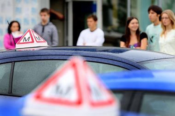 Vairavimo mokyklų priešas – gimstamumas