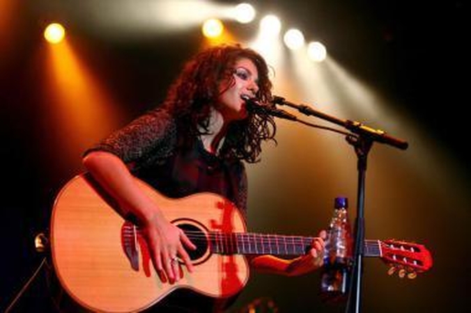 Dainininkei Katie Melua plojo atsistoję