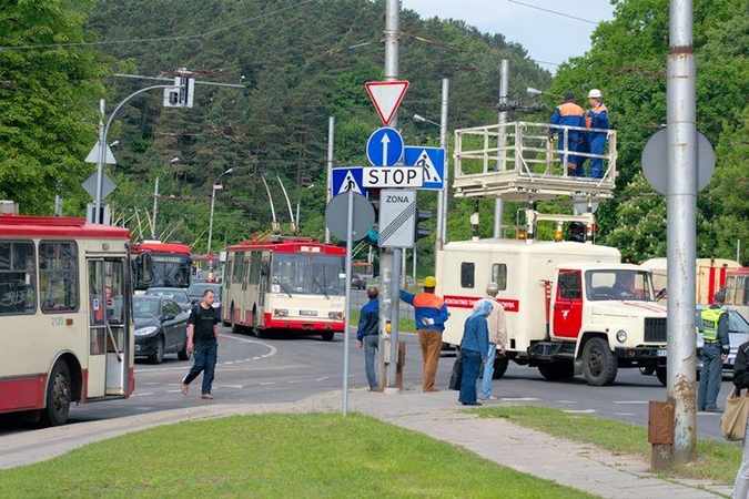 Vilniuje valandą buvo paralyžiuotas troleibusų eismas