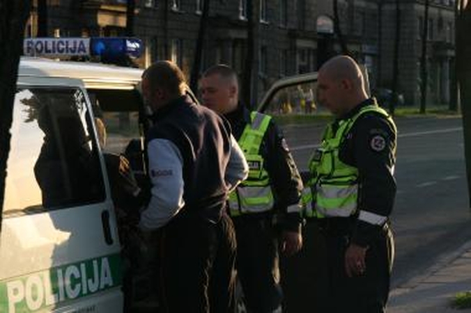 Neblaivus vyras pasipriešino sostinės pareigūnams, sužalojo patrulę