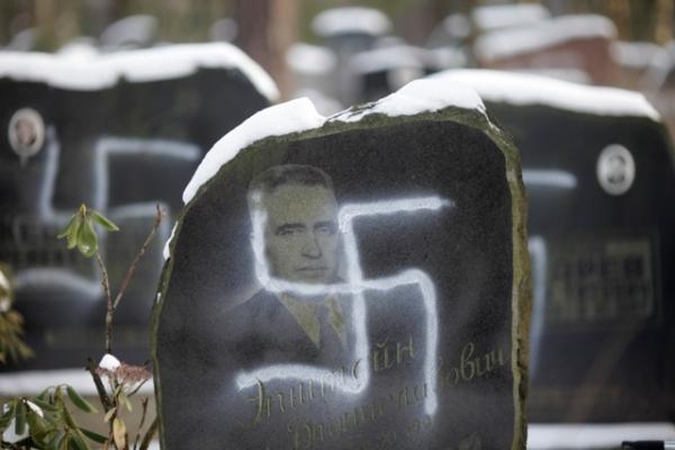 Rygoje vandalai išniekino per šimtą žydų antkapių (papildyta)