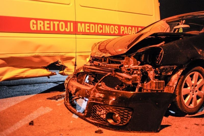 Avarijos Baltų prospekte: sumuštas kaltininkas, taranuota greitoji