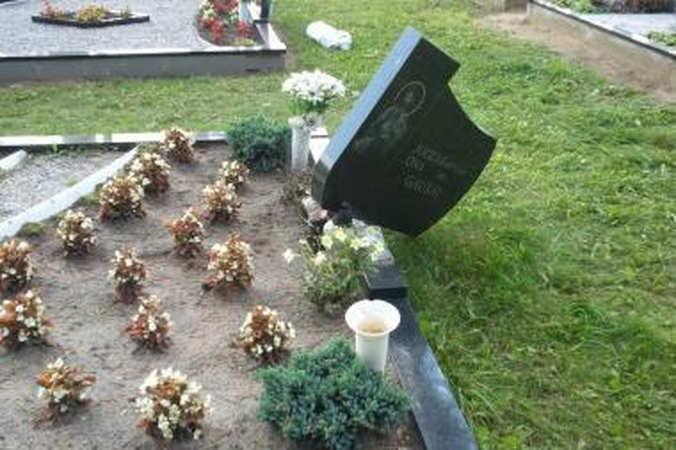 Lazdijų rajono kapinėse išvartyta apie 200 paminklų 