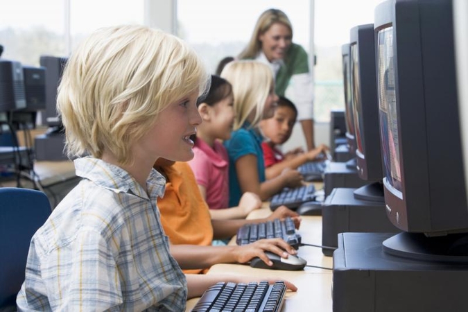 Pusė Švedijos trimečių naudojasi internetu