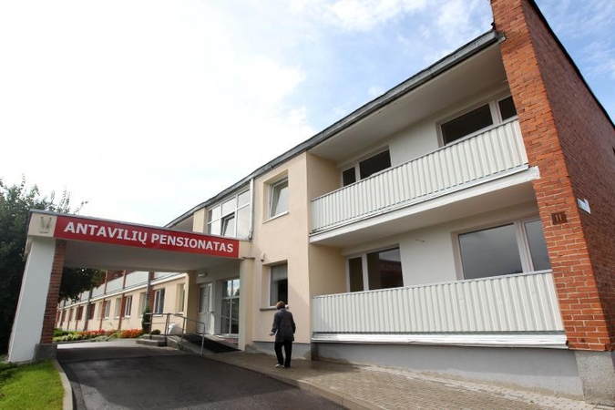 Antaviliai kariaus su senukų girtuoklyste