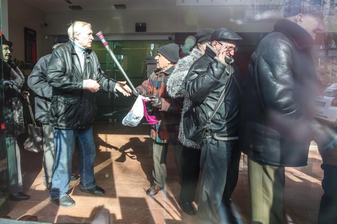 Eilėje prie buvusio Ūkio banko vos nekilo muštynės 
