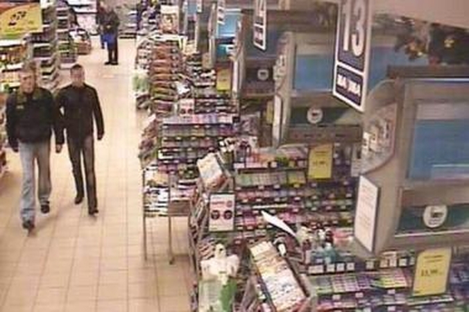 Ieškomi vagys, bandę apsipirkti su svetima mokėjimo kortele