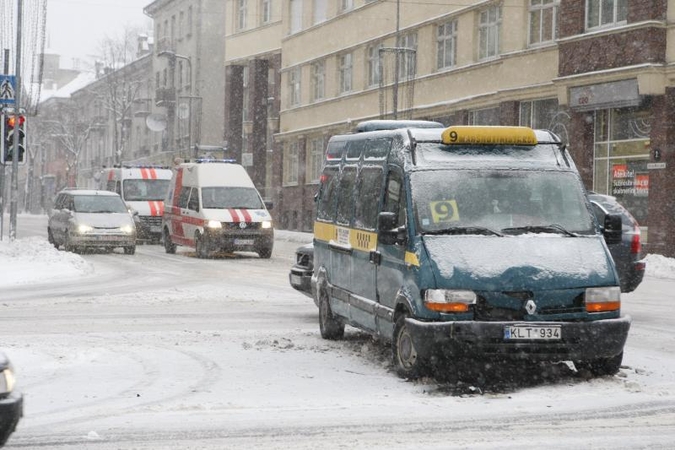 Klaipėdos centre į avariją pateko keleivinis mikroautobusas