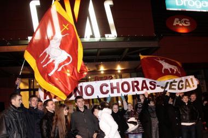 Kauniečiai su gėlėmis, šampanu ir vėliavomis pasitiko „šampaninį“ Kauno chorą