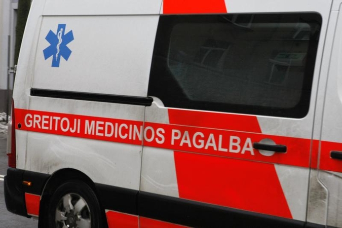 Sostinėje partrenktas per gatvę bėgęs vaikinas