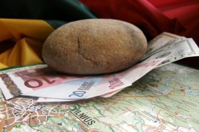 Užsienyje pinigus praradę lietuviai skolas diplomatams grąžina ne visuomet