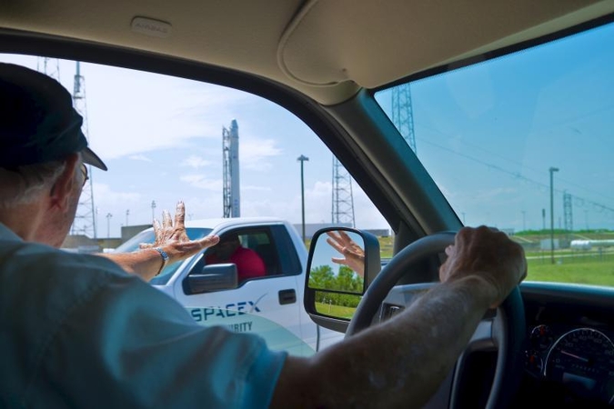Bendrovė „SpaceX“ paskutinę minutę atidėjo raketos su kapsule startą