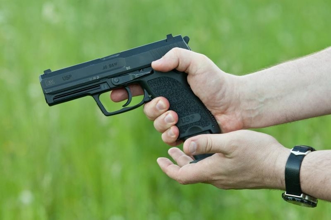 Kirviu ir šautuvu apsiginklavęs vyras grasino savo uošviui