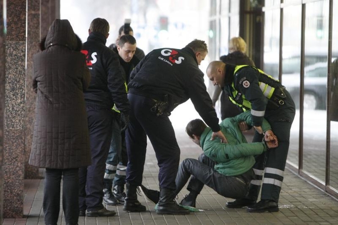 Neblaivų pilietį iš viešbučio pavyko išprašyti tik panaudojus dujas
