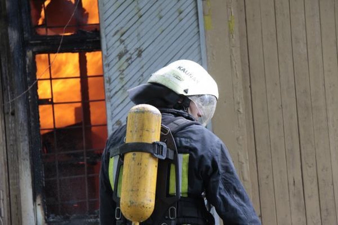 Kauno ugniagesiai naktį gesino užsidegusią katilinę