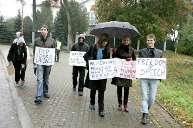 Prie Rusijos ambasados priminta apie A.Politkovskajos nužudymą
