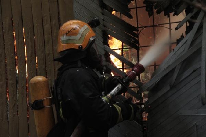 Savanorių prospekte naktį degė apleistas pastatas