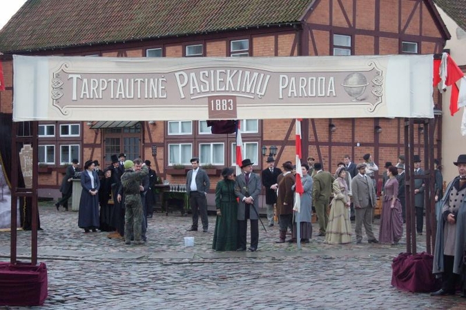 Trečiadienio rytą Teatro aikštė virto filmavimo aikštele