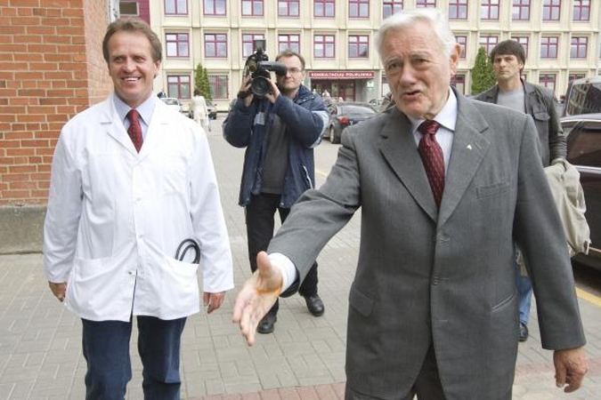Prezidentas V.Adamkus grįžo namo