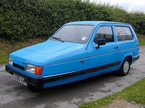 J.Clarksonas vertėsi, nesuvaldęs legendinio „Reliant Robin“