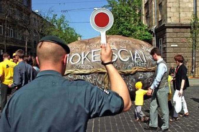 Pasaulio bankas: mokesčius Lietuvoje tampa mokėti lengviau