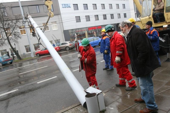 Vilniuje sunkvežimis nulaužė stulpą ir paralyžiavo eismą