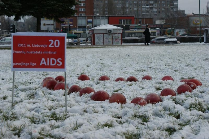 AIDS dieną Klaipėda pažymi raudonu ledu 