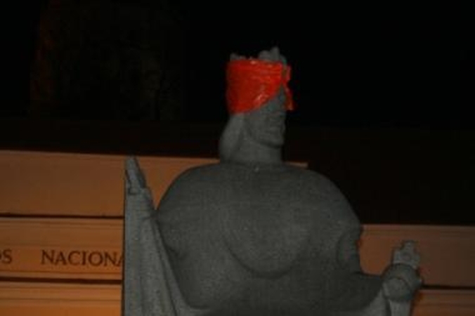 Karaliui Mindaugui uždėta oranžinė „karūna“