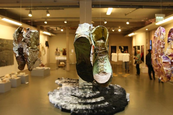 Tekstilės bienalė: cukrinės suknelės ir batai iš žiedlapių