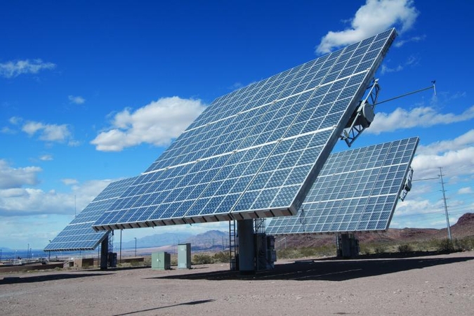 „Apple“ planuoja statyti 700 tūkst. m2 saulės elektrinę