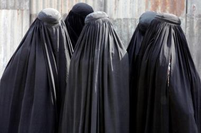 Prancūzijos pilietė protestuoja prieš įsigaliojusį draudimą dėvėti hidžabus