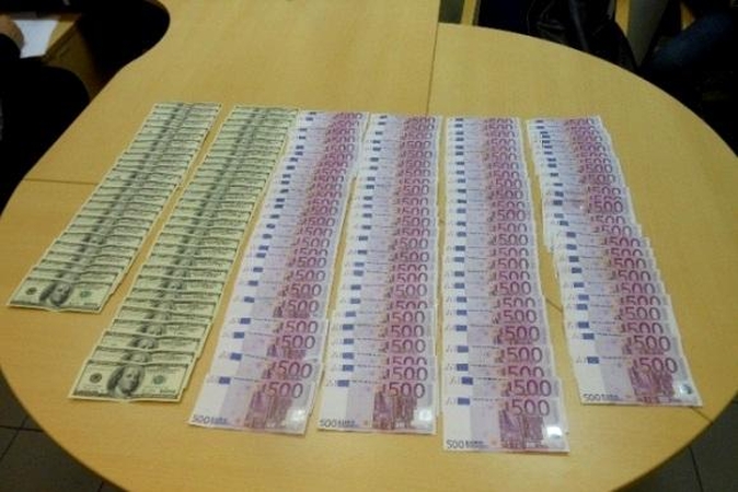 Rusas kelnėse slėpė 50 tūkst. eurų ir 5,5 tūkst. JAV dolerių