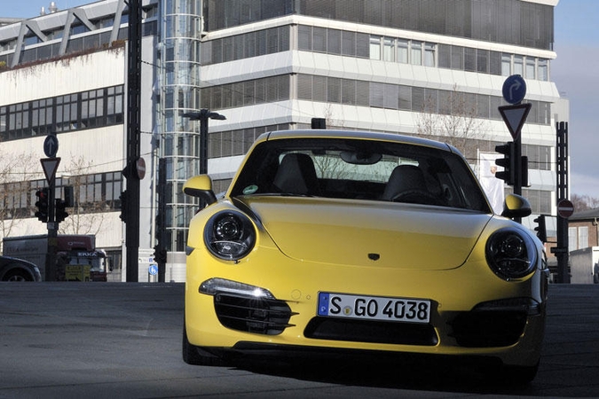 Vengdamas kamščių, „Porsche“ įklimpo betone