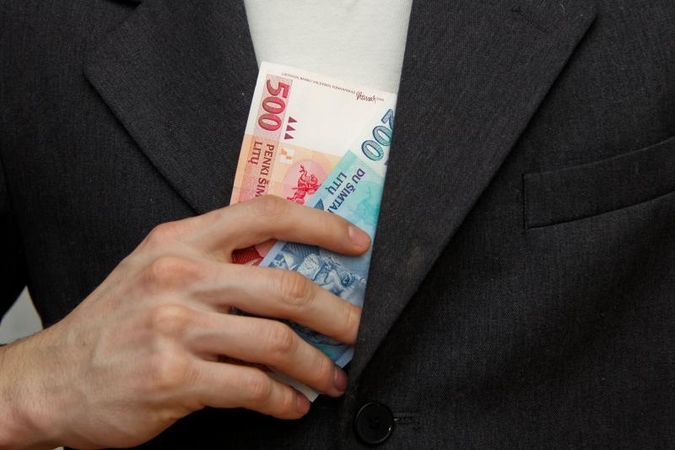 Ekonomistai: didžioji dalis į bankomatus įnešamų pinigų – „vokeliai“