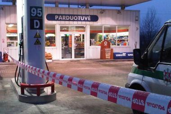 Tris degalinės plėšikus teismas leido suimti mėnesiui