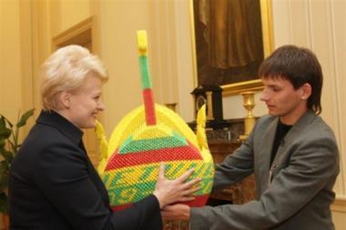TV laidos "Lietuvos talentai" dalyvis D.Grybauskaitei įteikė gulbes