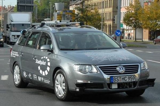 E.Schmidtas: „Google“ automobiliai važiuoja geriau, negu jūs girti“