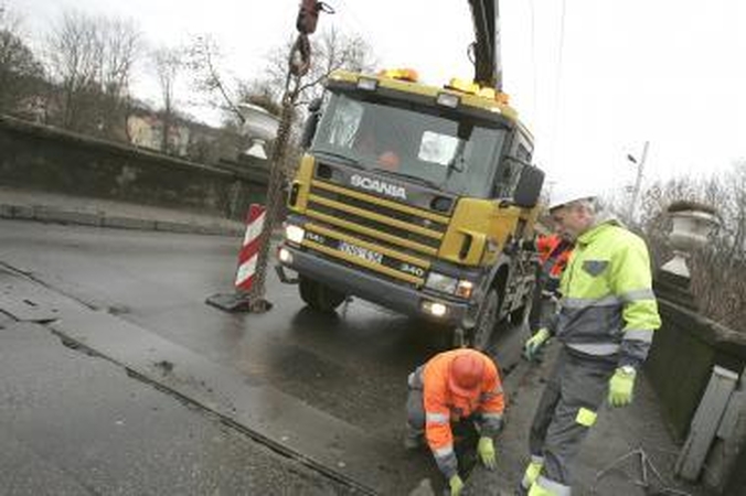 Panemunės tilte ištrupėjo apsauginė plokštė, eismas leidžiamas (papildyta)