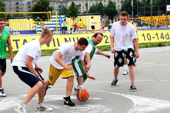 Vilniečiai rungėsi krepšinio aikštelėse ir prie stalo teniso