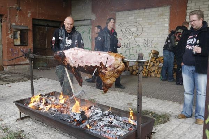 Baikerių sezono uždaryme – keptas šernas