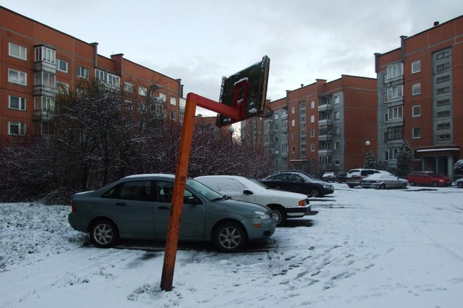 Automobilių statymo kiemuose problemą gali išspręsti gyventojai