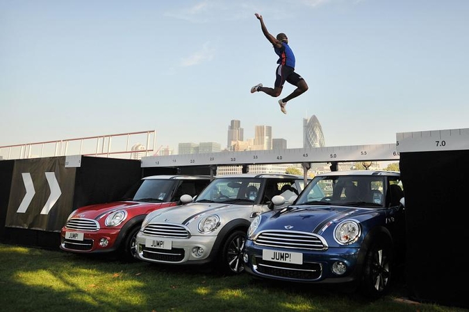 Sportininkas peršoko tris „Mini London 2012“ automobilius