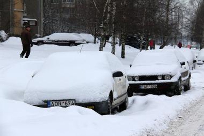 A.Kupčinskas: jei automobilis trukdo valyti sniegą, reikia jį nutempti