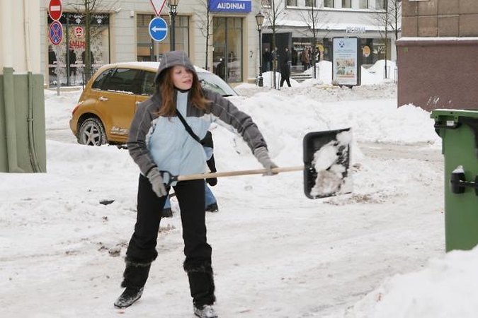 Sniegui valyti klaipėdiečiams dovanojami kastuvai