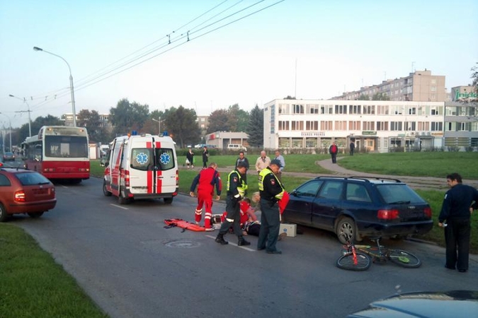 Kaune V.Krėvės prospekte autobusas užspaudė dviratininką 