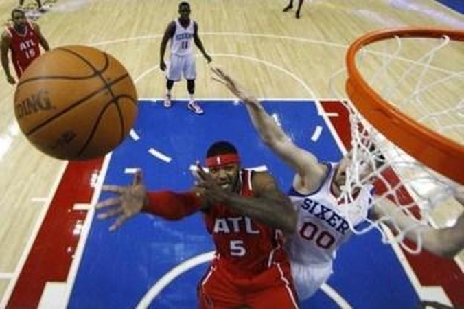 "76ers" be D.Songailos nugalėjo septynis "Hawks" krepšininkus