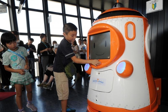 Po Tokijo bokštą turistus vedžios robotas