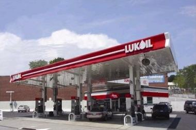 „Lukoil" pasiūlė dovanų kuponus degalams