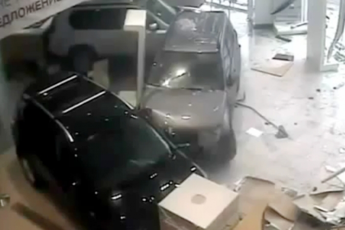 Kaip rusų gydytojas išdaužė „Nissan“ automobilių saloną