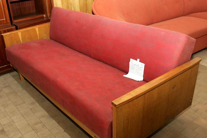 Su sofa paveldėjo ir joje paslėptą šautuvą 